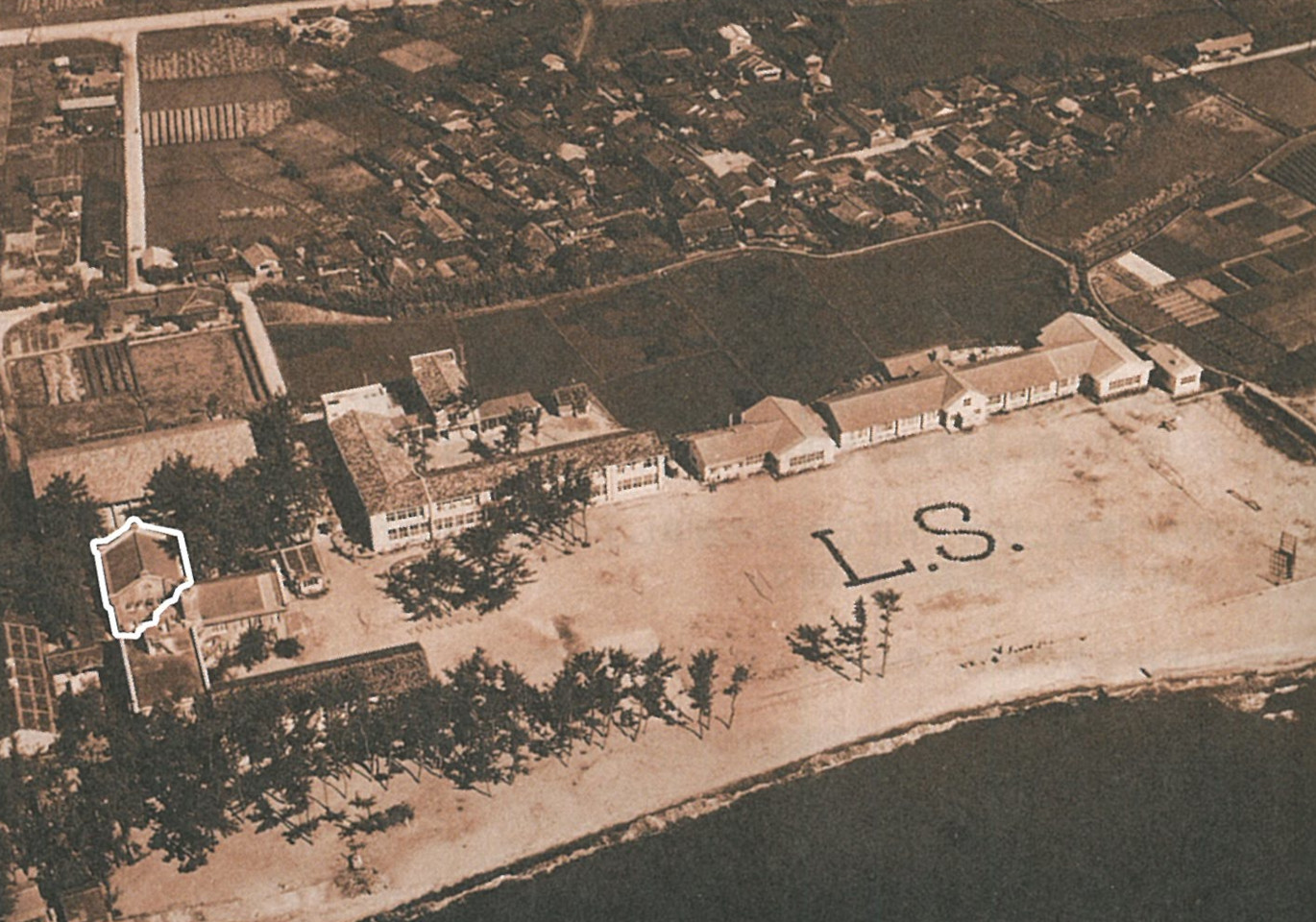 小松原の海岸線の残る開校間もない頃の航空写真