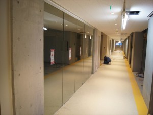 （2013年11月）広々とした廊下が続く２