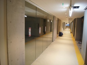 （2013年11月）広々とした廊下が続く２