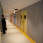 （2013年11月）近代的な廊下や扉