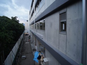 （2013年11月）新寮の産業道路側の壁面